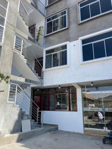 um edifício com escadas em frente a um edifício em Casa Galarza em Huancayo