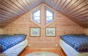 Ένα ή περισσότερα κρεβάτια σε δωμάτιο στο 4 Bedroom Gorgeous Home In Bjoa