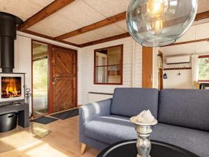 Posezení v ubytování 6 person holiday home in Spøttrup-By Traum