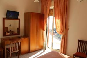 Llit o llits en una habitació de Hotel Royal