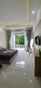 ein großes Schlafzimmer mit einem großen Bett und einem Schreibtisch in der Unterkunft Châu Gia Villa Vũng Tàu - Có chỗ đậu xe hơi in Vũng Tàu
