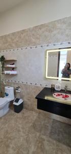 a bathroom with a toilet and a sink and a window at Châu Gia Villa Vũng Tàu - Có chỗ đậu xe hơi in Vung Tau