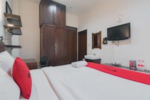 Postel nebo postele na pokoji v ubytování RedDoorz at Dago Asri 3