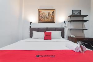 Postel nebo postele na pokoji v ubytování RedDoorz at Dago Asri 3 + 9 fotografií