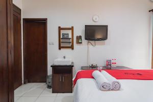 Postel nebo postele na pokoji v ubytování RedDoorz at Dago Asri 3