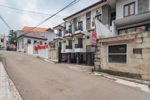 une rue vide dans une ville avec des bâtiments dans l'établissement RedDoorz at Dago Asri 3, à Bandung