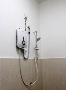 um chuveiro na casa de banho com aitizer em The_Mozy Homestay em Tanjong Sepat