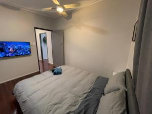 Un pat sau paturi într-o cameră la Cozy 3 bedroom and office space in center of Kallangur