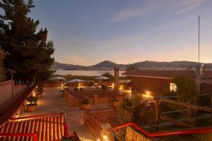 un patio con bancos y vistas al agua en Casa Andina Premium Puno, en Puno