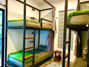 מיטה או מיטות קומותיים בחדר ב-Supermoon Cozy Hostel