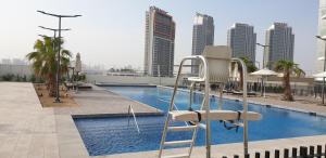Bazén v ubytování Dubai Fully Furnished Luxury Apartment, Artesia, Damac Hills, nebo v jeho okolí