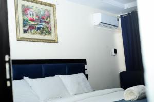 Ein Bett oder Betten in einem Zimmer der Unterkunft Mariners Suites Lagos