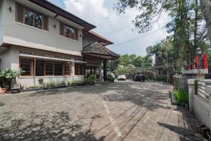 uma casa com uma entrada em frente em RedDoorz near Institut Teknologi Bandung 2 em Bandung