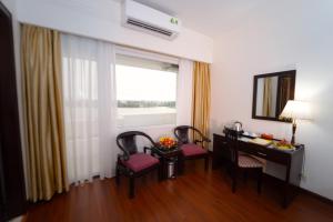 Khu vực ghế ngồi tại Century Riverside Hotel Hue