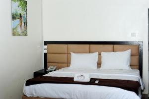 Un pat sau paturi într-o cameră la Mariners Suites Lagos