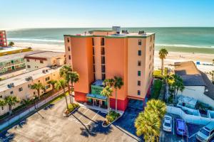 een luchtzicht op een hotel en het strand bij Emerald Isle 101 in St Pete Beach