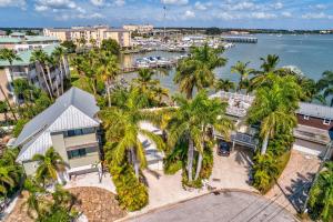 una vista aérea de un puerto deportivo con palmeras en Coconut Paradise en St Pete Beach