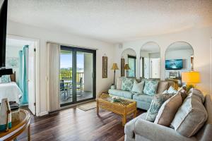 una sala de estar con un sofá y una mesa en Caprice 501, en St Pete Beach