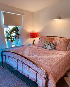 1 dormitorio con 1 cama grande y ventana en EcoLuxe en Dunsborough