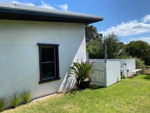ein weißes Haus mit Zaun und Garten in der Unterkunft EcoLuxe in Dunsborough + 12 Fotos