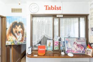 ein Tisch mit einer Uhr und ein paar Büchern darauf in der Unterkunft Tabist Kiyosato Grandeur Yatsugatake in Hokuto