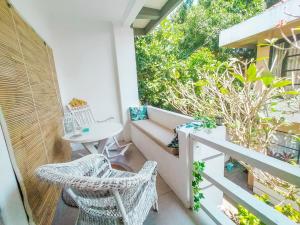 einen kleinen Balkon mit einem Tisch und Stühlen in der Unterkunft Seminyak Beach Tropical Hideaway Apartment in Seminyak + 21 Fotos