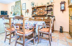 A television and/or entertainment centre at Stunning Home In Villafranca De Cordoba