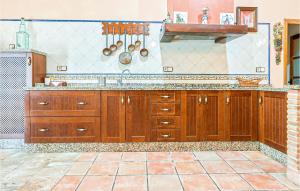 A kitchen or kitchenette at Stunning Home In Villafranca De Cordoba