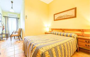 A bed or beds in a room at Stunning Home In Villafranca De Cordoba