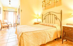 A bed or beds in a room at Stunning Home In Villafranca De Cordoba