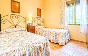 A bed or beds in a room at Stunning Home In Villafranca De Cordoba
