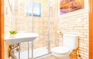 A bathroom at Stunning Home In Villafranca De Cordoba