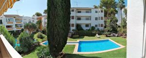 Basen w obiekcie 2 Bed Apartment w/Pool close to Beach + Amenities lub w pobliżu