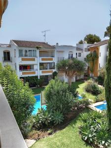 Basen w obiekcie 2 Bed Apartment w/Pool close to Beach + Amenities lub w pobliżu