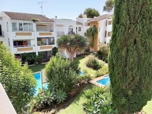 Basen w obiekcie 2 Bed Apartment w/Pool close to Beach + Amenities lub w pobliżu