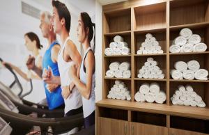 Un gruppo di persone che corre su un tapis roulant in palestra di Holiday Inn Darling Harbour, an IHG Hotel a Sydney