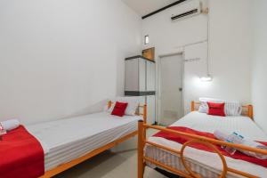 Tempat tidur dalam kamar di RedDoorz near Terminal Bubulak Bogor