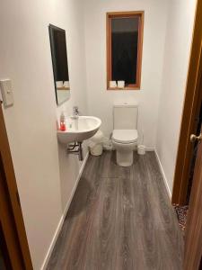uma casa de banho com um WC e um lavatório em Visitor Rooms Prepay & Self Check in em Queenstown
