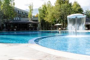Der Swimmingpool an oder in der Nähe von VOGUE HOTEL RESORT AND SPA - Nabran