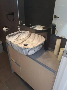 W łazience znajduje się umywalka i lustro. w obiekcie Executive Two Bedroom Villa For Hire in Nadi w mieście Nadi