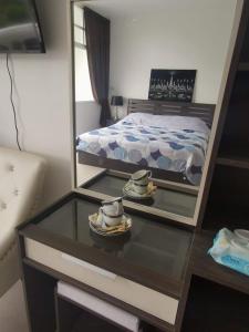 um quarto com uma cama e um espelho sobre uma mesa em Dorothys em Pattaya Sul