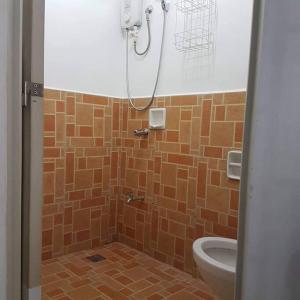 Salle de bains dans l'établissement 2-storey house san pedro laguna belinda condotel 3