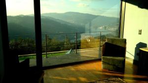 um quarto com uma varanda com vista para uma montanha em ArsDurium Douro hotel em Cinfães