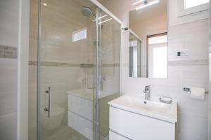 Ein Badezimmer in der Unterkunft Mobile Homes Krk Silo