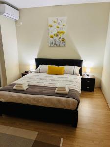 um quarto com uma cama com duas toalhas em ALOM em Osijek