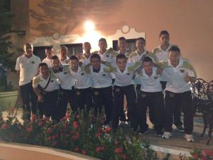 um grupo de homens de uniforme posando para uma foto em Hotel São Marcos em Orlândia