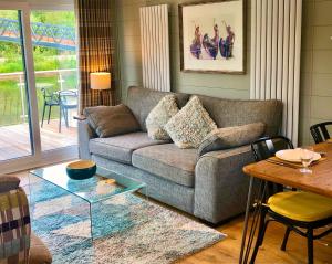 uma sala de estar com um sofá e uma mesa em The Floating Home at Upton em Upton upon Severn