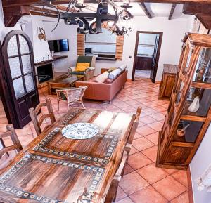 ein Wohnzimmer mit einem Tisch und einem Sofa in der Unterkunft Grazalema- Casita Panorama - Fantastic views- Clima & Wi-Fi in Grazalema