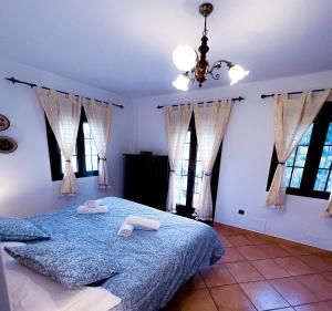 una camera da letto con un letto con due asciugamani bianchi di Grazalema- Casita Panorama - Fantastic views- Clima & Wi-Fi a Grazalema