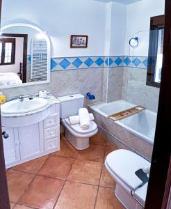 Grazalema- Casita Panorama - Fantastic views- Clima & Wi-Fi في جرازاليما: حمام مع حوض ومرحاض وحوض استحمام